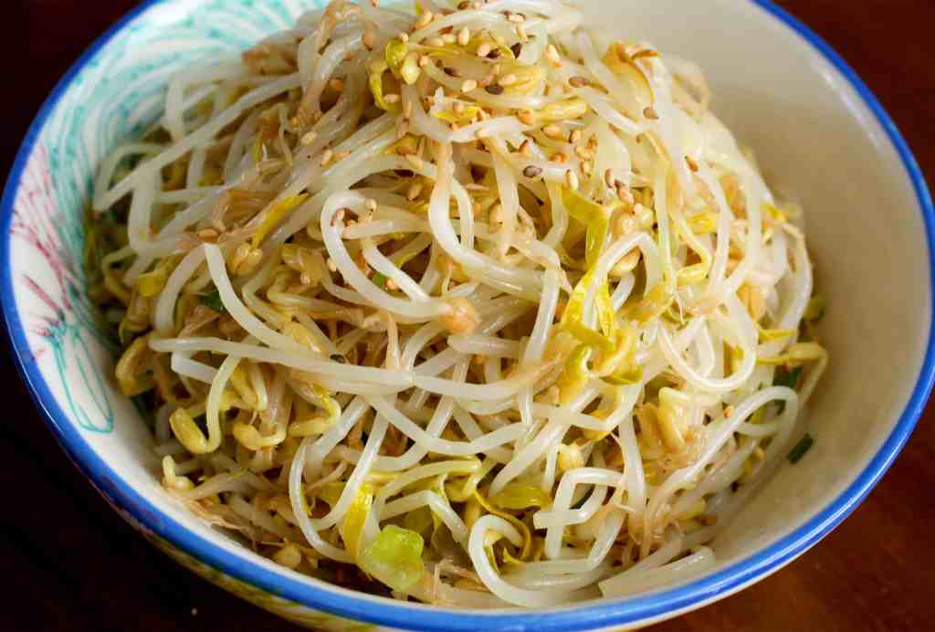 Sukjunamul-muchim (Seasoned Mung Bean Sprouts)